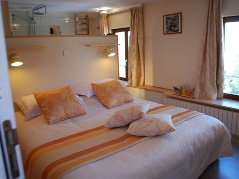 chambre Guimbelot au Ranch des Lacs lit de 1,80m x 2,00m vue sur la nature