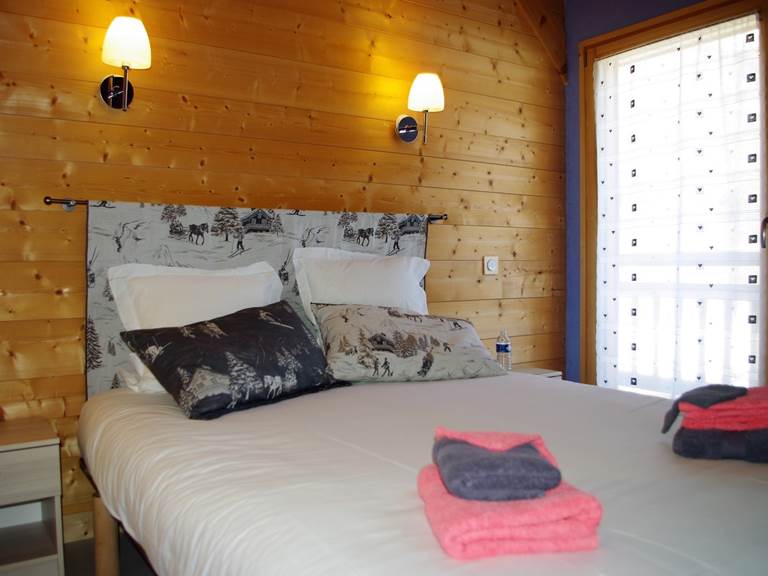 Chambre préparée pour recevoir 2 adultes