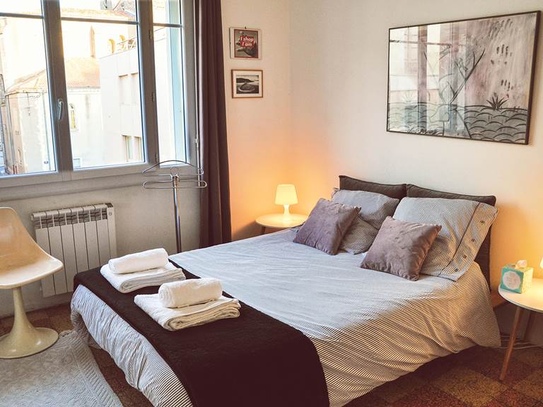 La chambre 1, avec un lit double de 160cm, grand ventilateur au plafond, vue sur la ville
