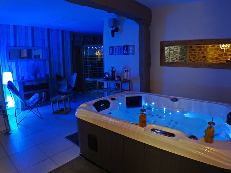 les instants voles jacuzzi privatif - Suite Amoureux, jacuzzi et sauna vue d'ensemble