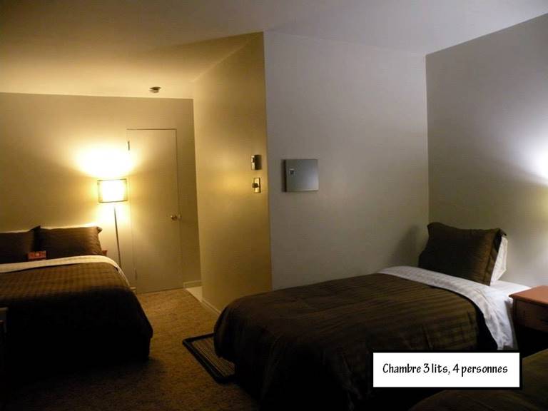 un lit double et 2 lits simples