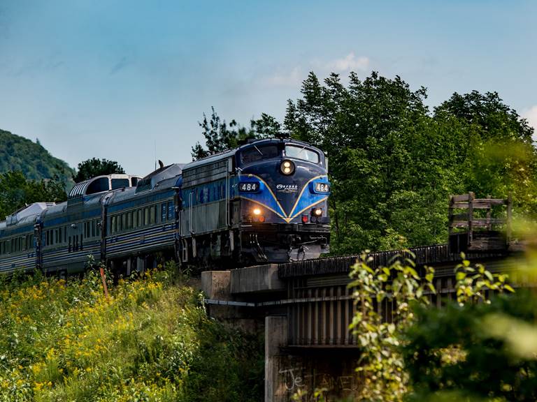 Train Orford Express sur le pont d'Eastman