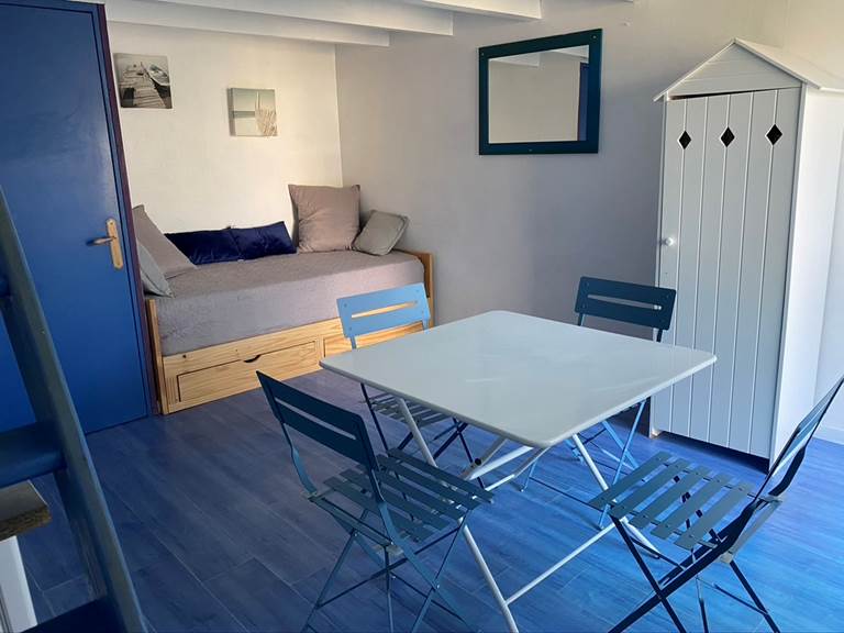 Coin séjour avec lit gigogne formant un grand lit de 180