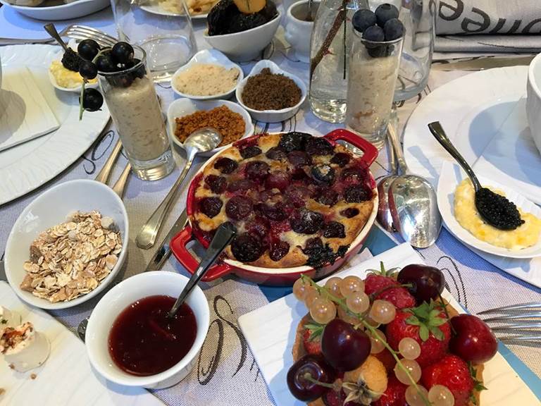 Petit déjeuner gourmand aux produits locaux Le Ranch des Lacs