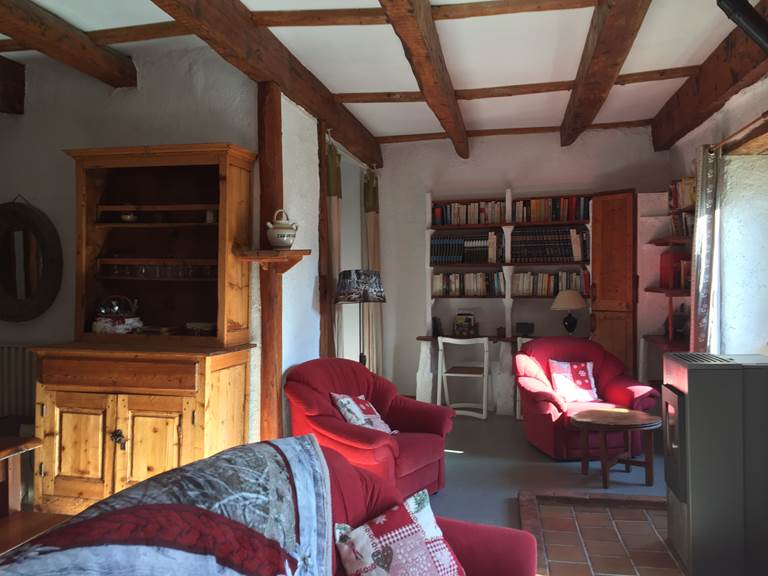 Le salon avec le poêle à bois écologique.