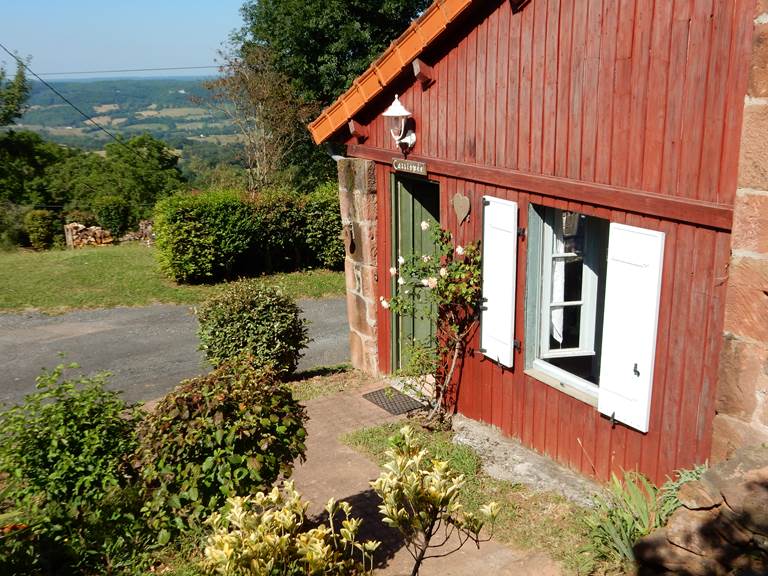 Entrée du gite avec vue sur la vallée