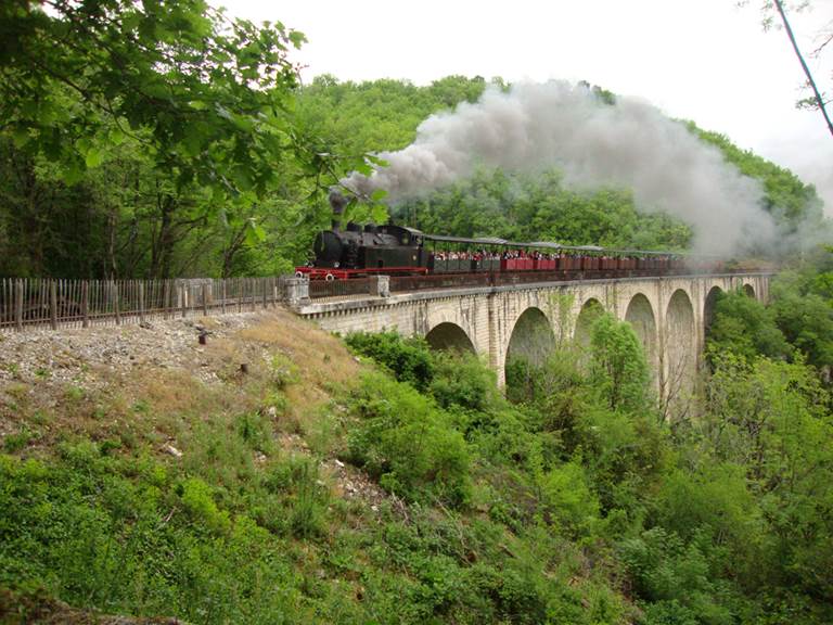 Martel, la cité médiévale et le train touristique du Truffadou