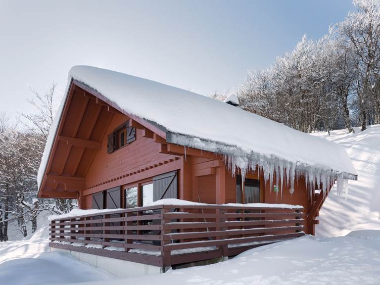 Chalet sous la neige