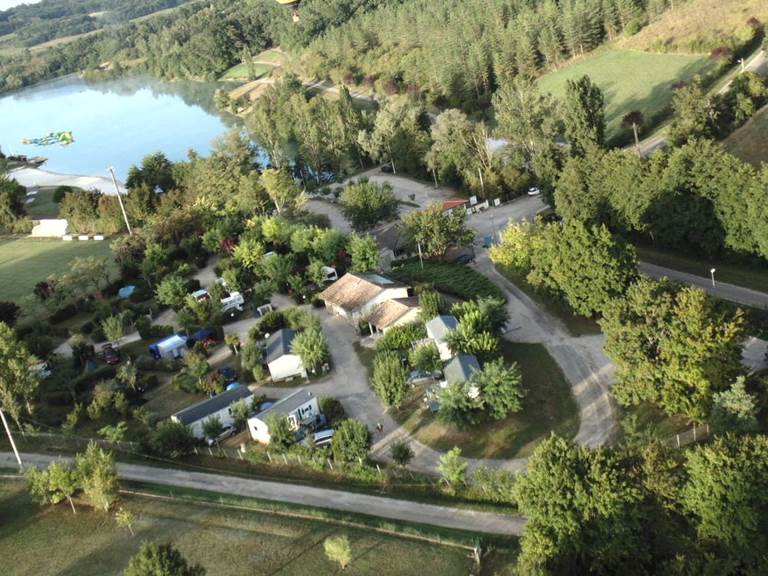 vue aérienne du camping et de sa base de loisirs
