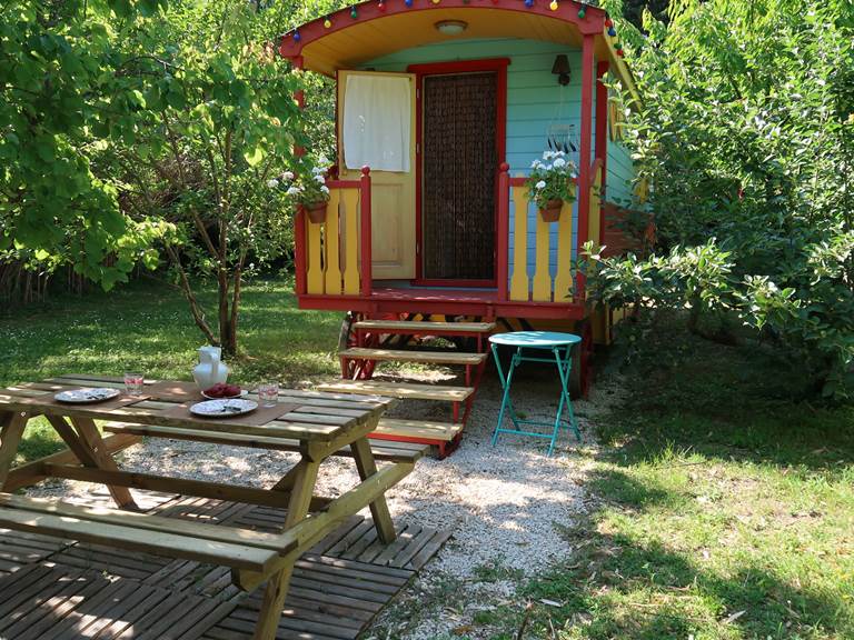 espace repas à la roulotte entourée de fruitiers