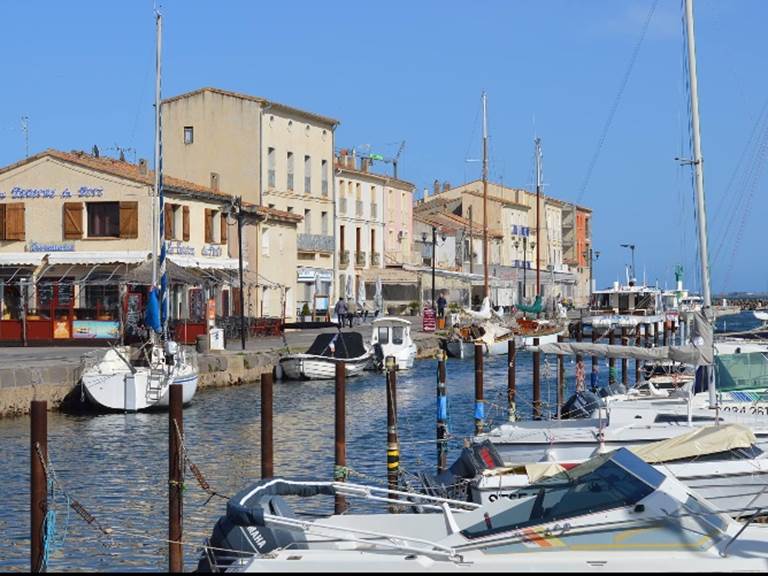 Port de marseillan à 2 min des chambres d'hôtes de La Casa Occitane