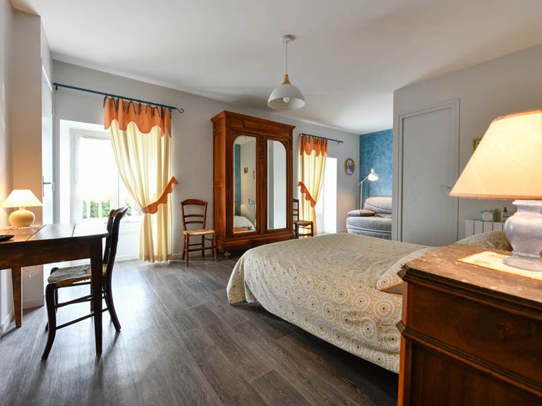 Chambre Saumon avec ses 2 fenêtres