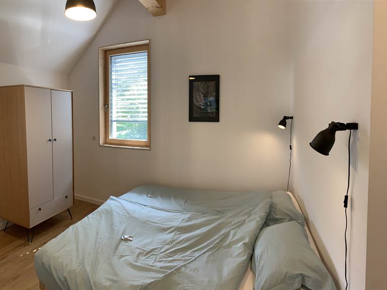 Lit double formé par 2 matelas simples 100% en latex végétal, pour plus d'espace et de confort. Des couettes individuelles en coton bio très doux et léger.
