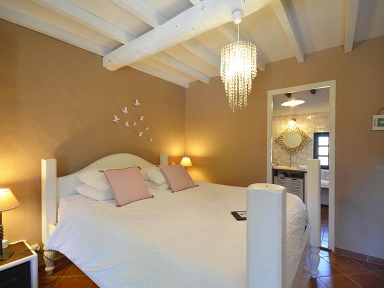 la chambre de mireille , lit queen size bed