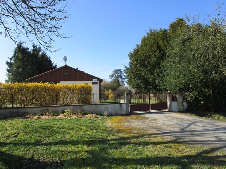 Gîte Les rosiers, vue extérieure, 15 rue des rosiers Arnac-La-Poste en Haute-Vienne, Nouvelle Aquitaine