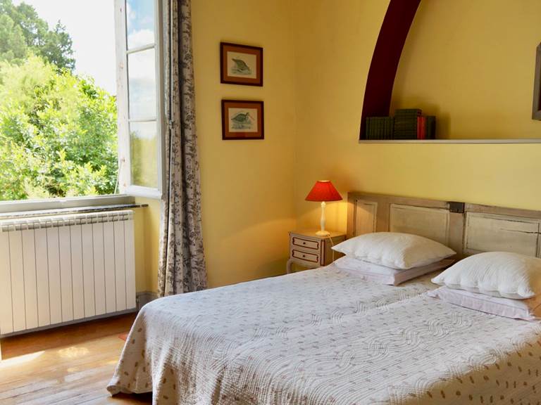 chambre familiale tomette avec lits enfants en mezzanine aux chambres d'hôtes la Rougeanne près de Carcassonne dans l'Aude