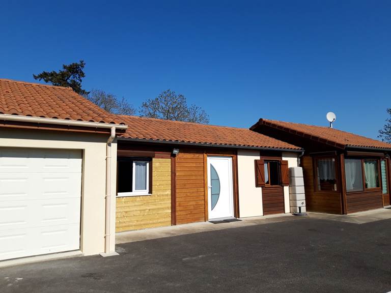 Gîte Les Rosiers à Arnac La Poste, Haute-Vienne, Pays du Haut limousin, Nouvelle Aquitaine vue extérieure façade principale
