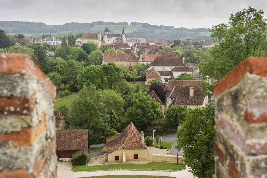 Vue-village-depuis-creneaux