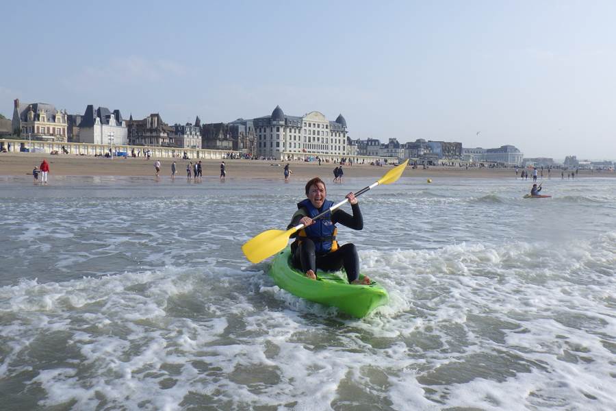 Concept Sport Émotion _ les activités reprennent sur une plage dynamique
