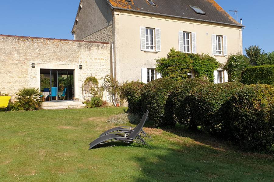 Profitez du calme pour un moment de repos dans le jardin du Clos Poulain