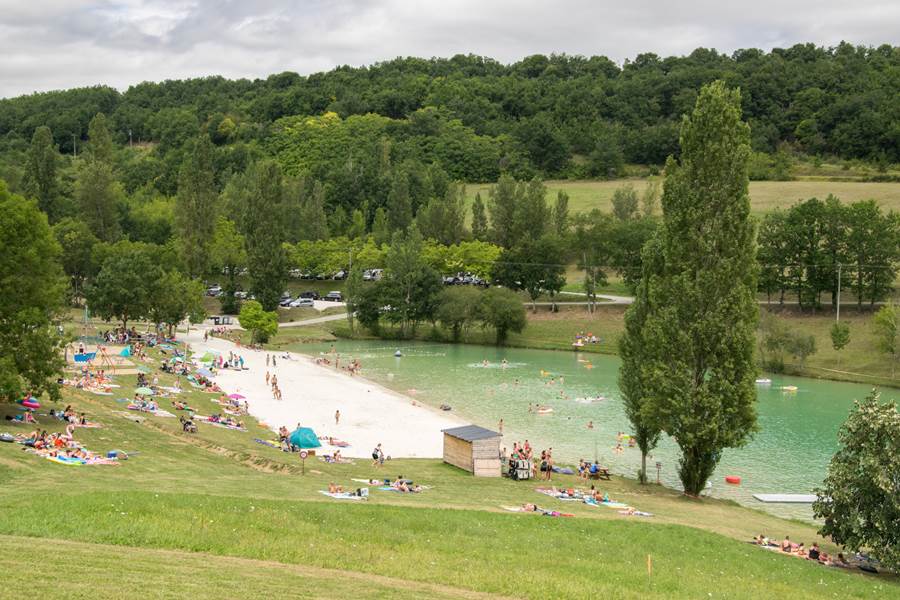 Baignade dans le lac de Montcuq